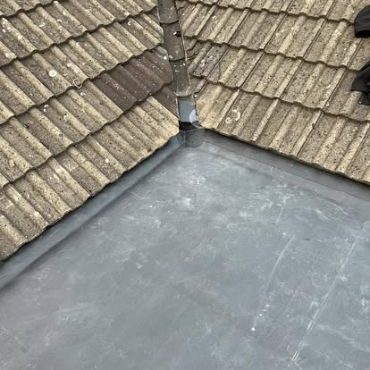 Small EPDM flat roof between tiled roofs