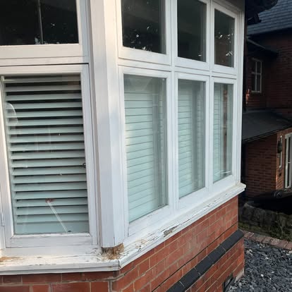 Old deteriorating UPVC bay window before work