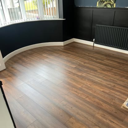 Laminate flooring in bay-windowed room